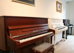 Gustav Kern Klavier, Modell 120 Klassik in Nussbaum satiniert mit Chrom.