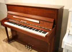 Gustav Kern Klavier, Modell 120 Klassik in Nussbaum satiniert mit Chrom.