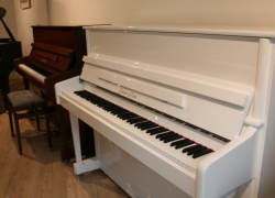 Gustav Kern Klavier, Modell 120 Konzert, in weiss poliert mit Chrom.