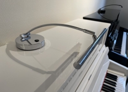 Klavierleuchte mit LED beleuchtung, extra langen Arm für Klaviere mit Deckelscharniere. Preis €275,-