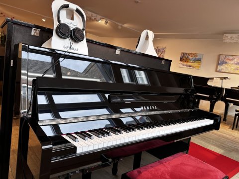 Yamaha piano zwart hoogglans sil 4