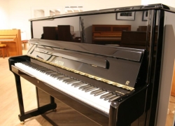 Sauter Klavier, Modell Ragazza 122 in schwarz poliert, mit Flügelscharnier und dobber-R Repetitionsmechanik