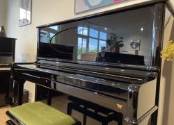 Seiler Klavier, Modell Concert 132cm SMR in schwarz poliert, mit Oval im Oberrahmen und Renner Mechanik mit von Seiler patentierter SMR-System (Super Magnet System) wobei eine Flügelrepetition gewährleistet worden kann. Hergestellt in 2005.