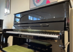 Seiler Klavier, Modell Concert 132cm SMR in schwarz poliert, mit Oval im Oberrahmen und Renner Mechanik mit von Seiler patentierter SMR-System (Super Magnet System) wobei eine Flügelrepetition gewährleistet worden kann. Hergestellt in 2005.